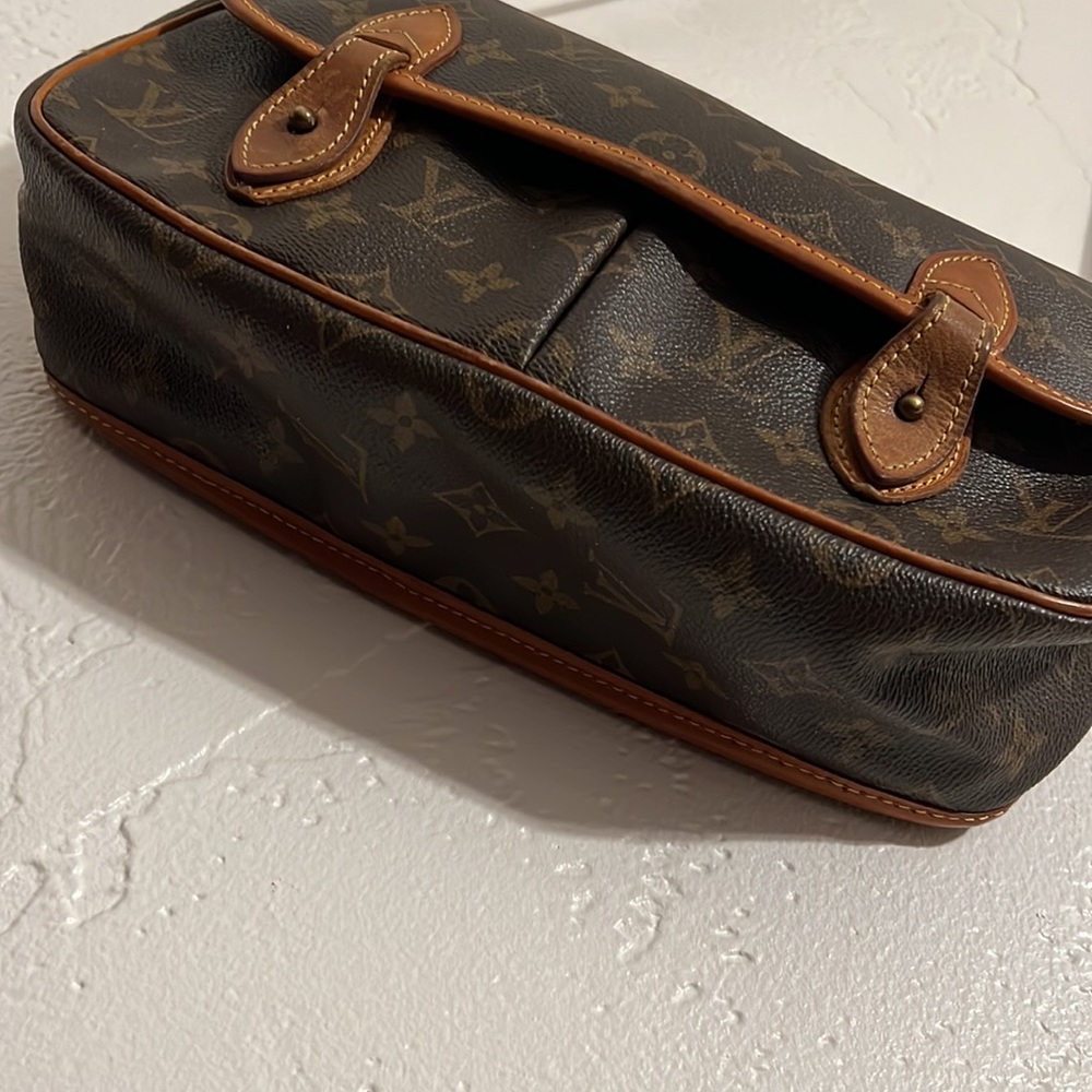 AUTHENTICATED Louis Vuitton Crossbody Bag Purse - Picture 5 of 17